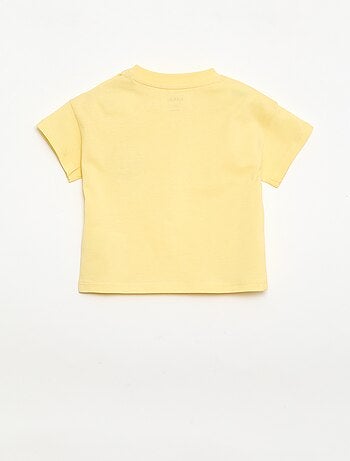 T-shirt com bordado no peito