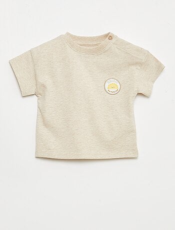 T-shirt com bordado no peito