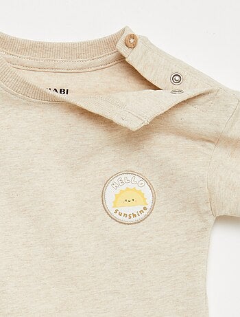 T-shirt com bordado no peito