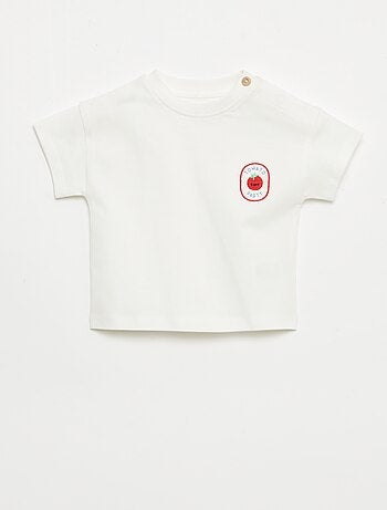 T-shirt com bordado no peito