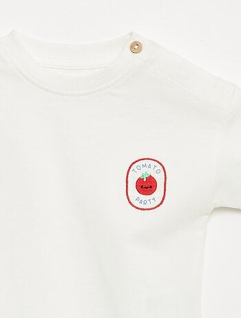 T-shirt com bordado no peito