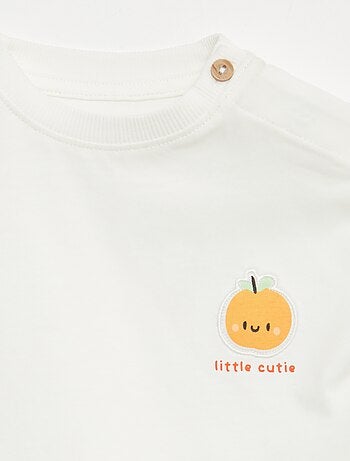 T-shirt com bordado no peito