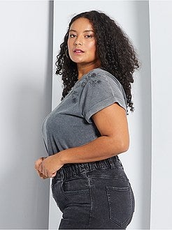 T-shirt com bordado tom sobre tom - Kiabi