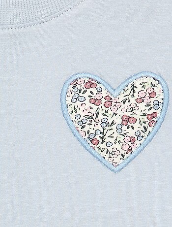 T-shirt com "coração" em patch no peito