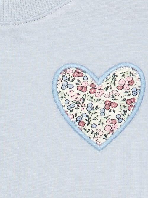 T-shirt com "coração" em patch no peito - Kiabi