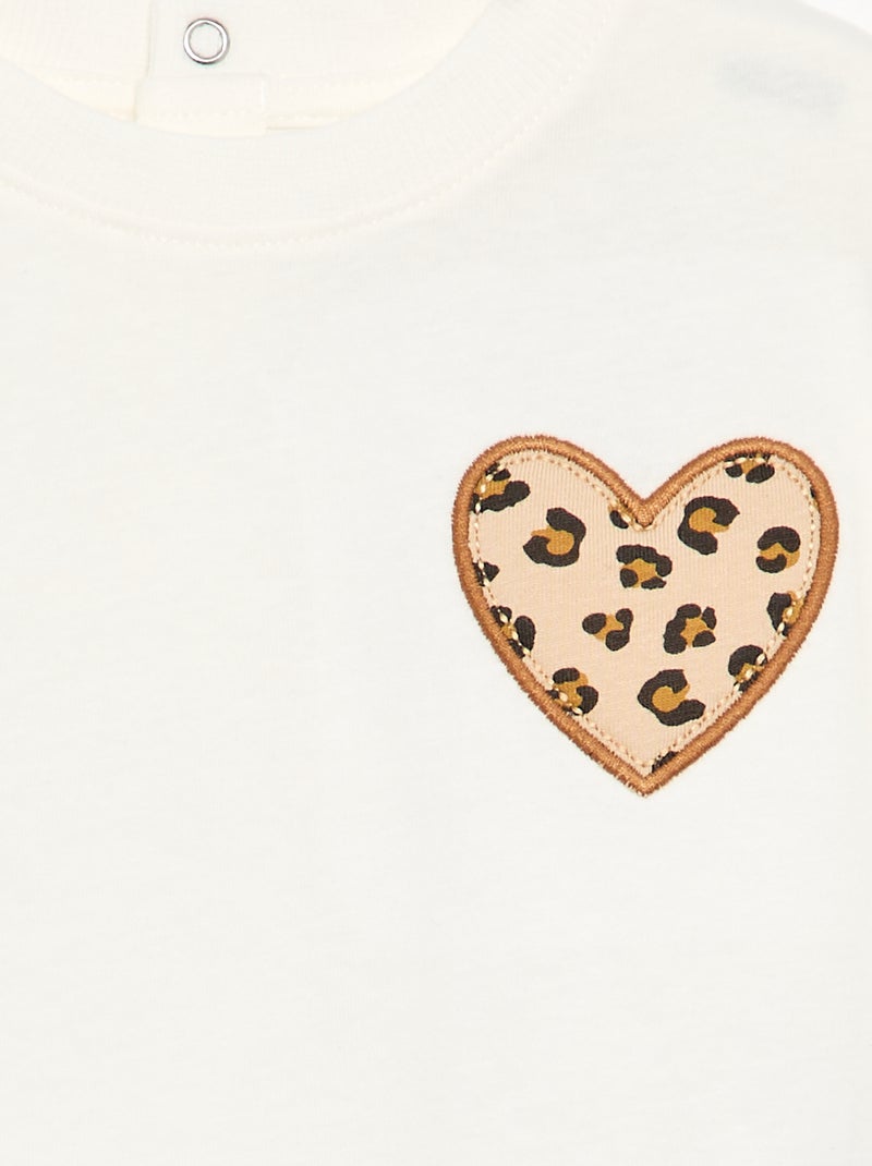 T-shirt com "coração" em patch no peito Branco - Kiabi