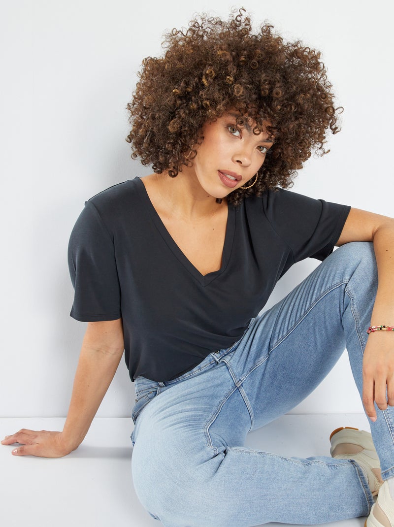 T-shirt com decote em bico em material suave Preto - Kiabi