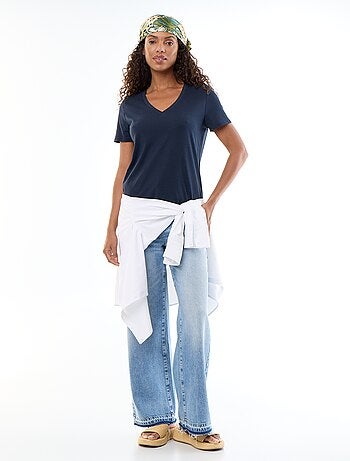 T-shirt com decote em V