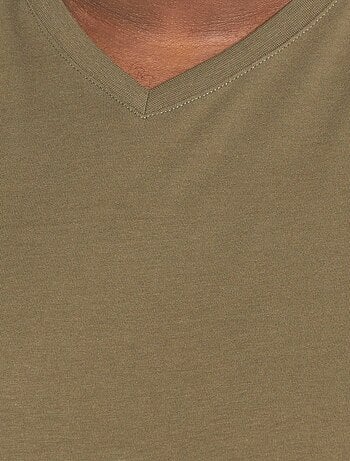 T-shirt com decote em V
