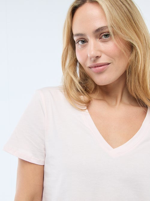 T-shirt com decote em V - Kiabi T-shirt com decote em V - Kiabi