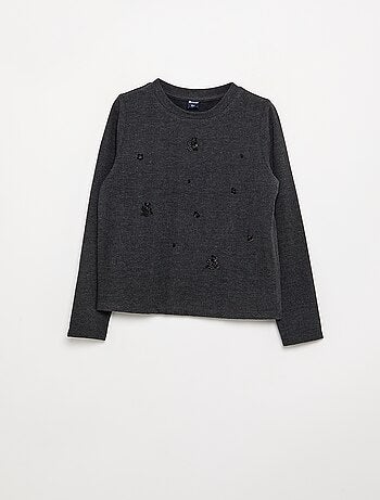 T-shirt com detalhes em pérolas