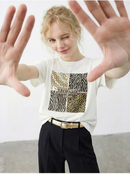 T-shirt com estampado de leopardo e lantejoulas, gola redonda. Lucci - Kiabi T-shirt com estampado de leopardo e lantejoulas, gola redonda. Lucci - Kiabi