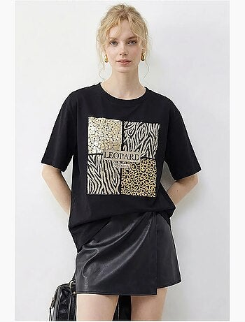 T-shirt com estampado de leopardo e lantejoulas, gola redonda. Lucci