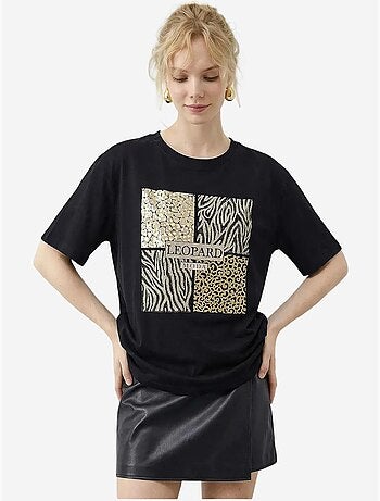 T-shirt com estampado de leopardo e lantejoulas, gola redonda. Lucci