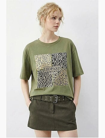 T-shirt com estampado de leopardo e lantejoulas, gola redonda. Lucci
