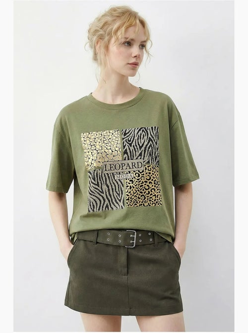 T-shirt com estampado de leopardo e lantejoulas, gola redonda. Lucci - Kiabi T-shirt com estampado de leopardo e lantejoulas, gola redonda. Lucci - Kiabi