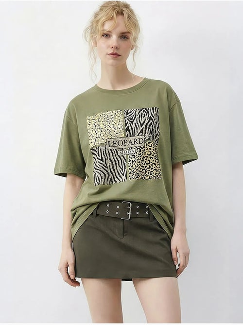 T-shirt com estampado de leopardo e lantejoulas, gola redonda. Lucci - Kiabi T-shirt com estampado de leopardo e lantejoulas, gola redonda. Lucci - Kiabi