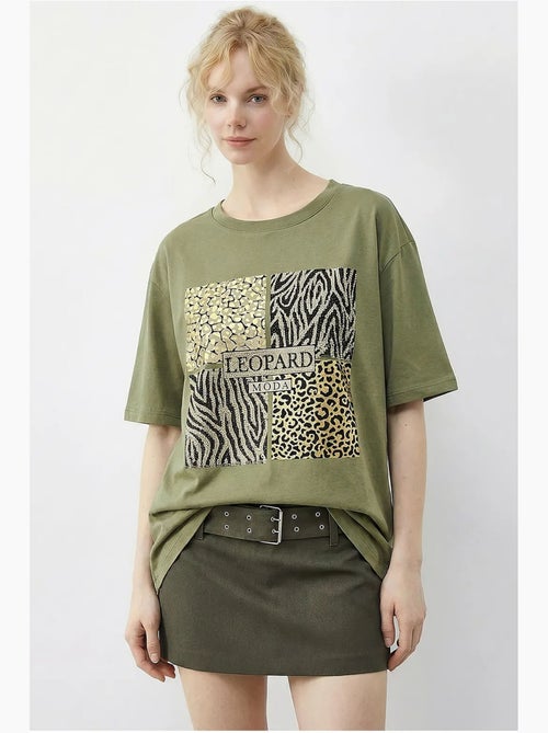 T-shirt com estampado de leopardo e lantejoulas, gola redonda. Lucci - Kiabi T-shirt com estampado de leopardo e lantejoulas, gola redonda. Lucci - Kiabi
