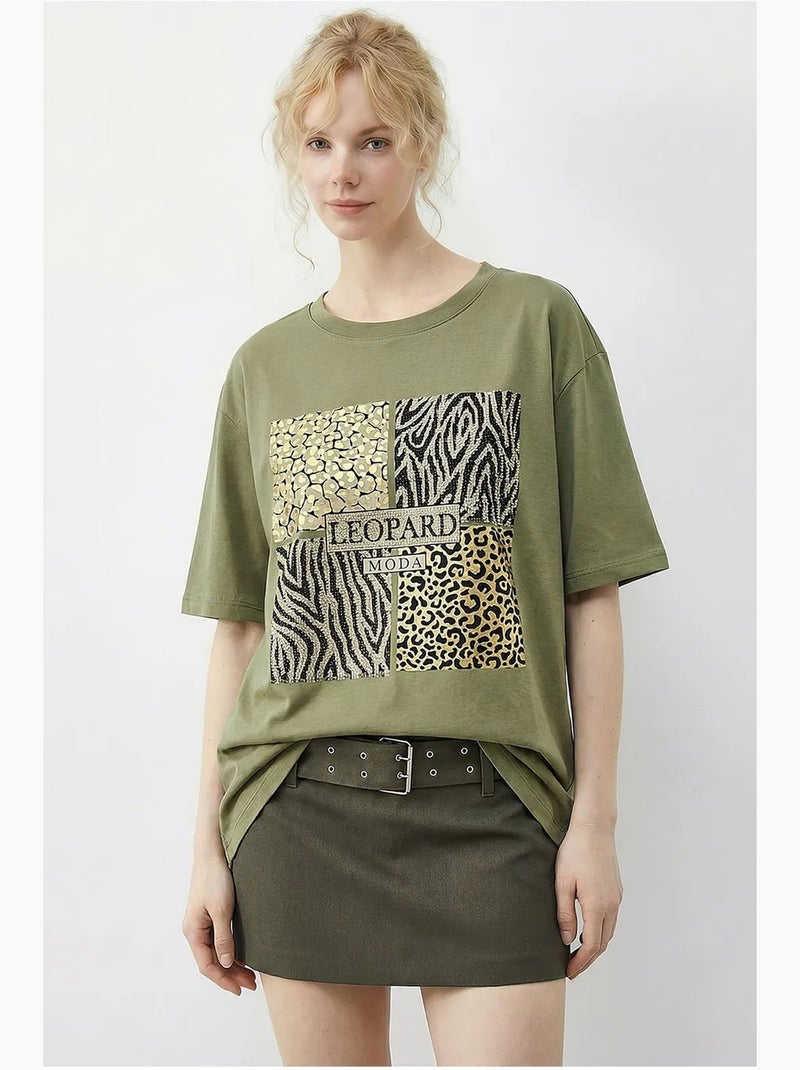 T-shirt com estampado de leopardo e lantejoulas, gola redonda. Lucci Verde cáqui - Kiabi
