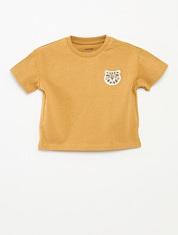 T-shirt com estampado em relevo