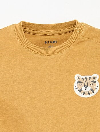 T-shirt com estampado em relevo