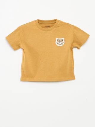 T-shirt com estampado em relevo