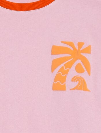 T-shirt com estampado, manga curta e gola redonda