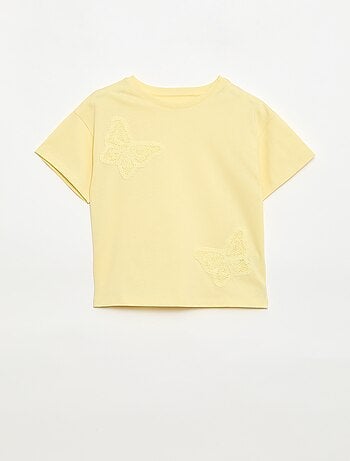 T-shirt com flores em macramé