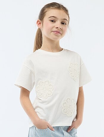 T-shirt com flores em macramé