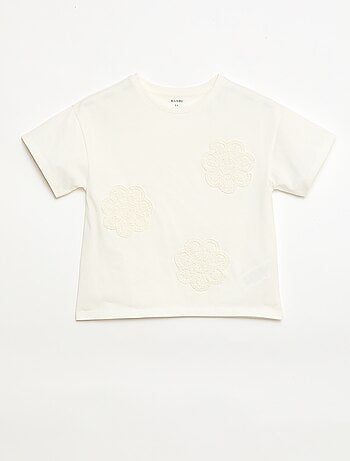 T-shirt com flores em macramé