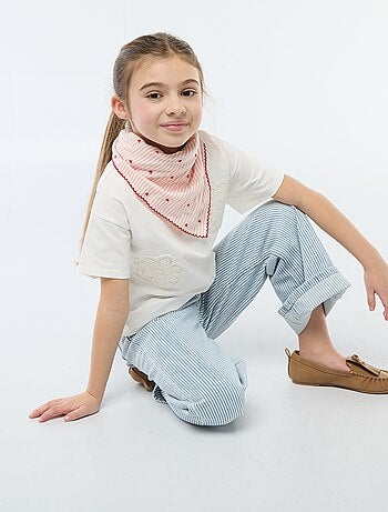 T-shirt com flores em macramé