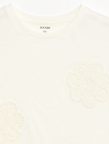 T-shirt com flores em macramé
