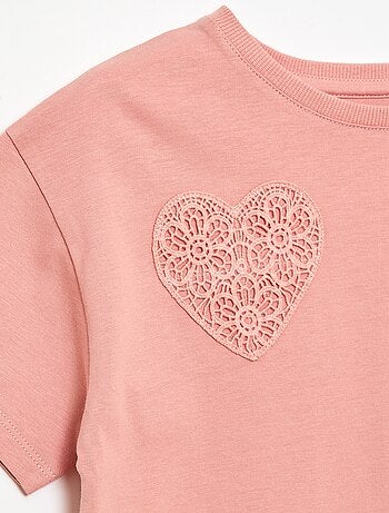 T-shirt com flores em macramé