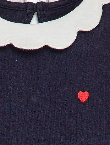 T-shirt com gargantilha