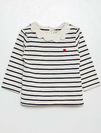 T-shirt com gargantilha