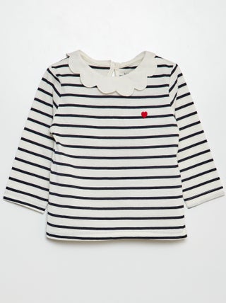 T-shirt com gargantilha