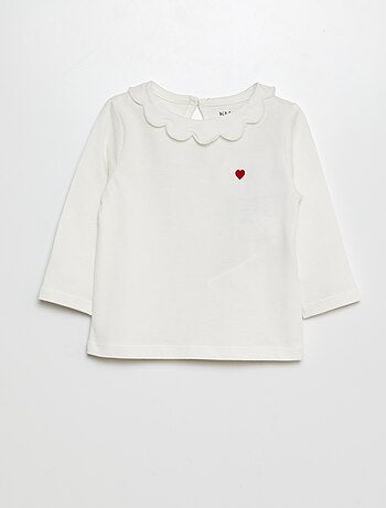 T-shirt com gargantilha