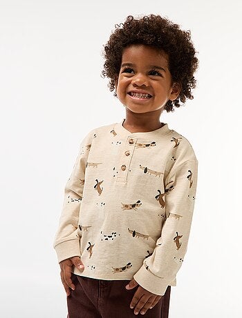 T-shirt com gola abotoada e estampado