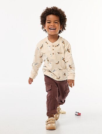 T-shirt com gola abotoada e estampado