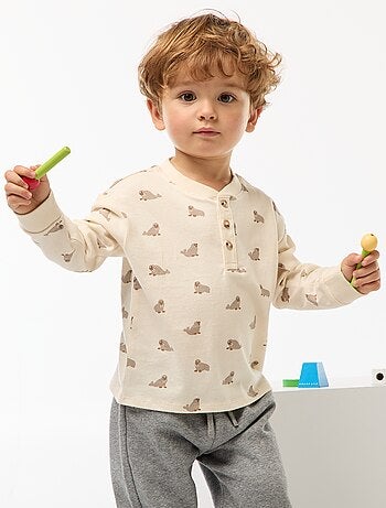 T-shirt com gola abotoada e estampado