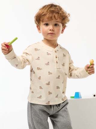 T-shirt com gola abotoada e estampado