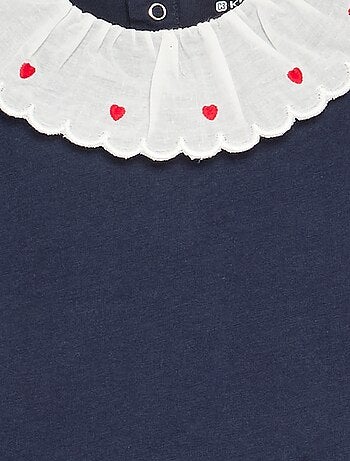 T-shirt com gola Claudine