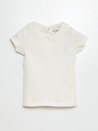 T-shirt com gola claudine