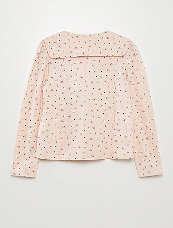 T-shirt com gola claudine quadrada