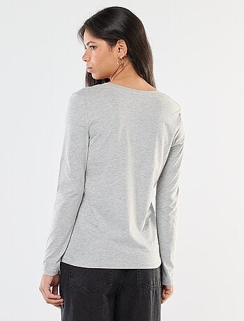 T-shirt com gola em bico