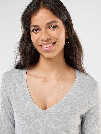 T-shirt com gola em bico