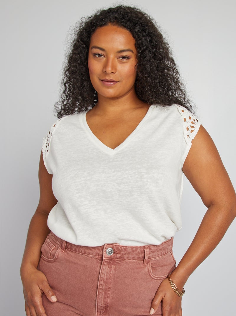 T-shirt com gola em bico com bordado BEGE - Kiabi
