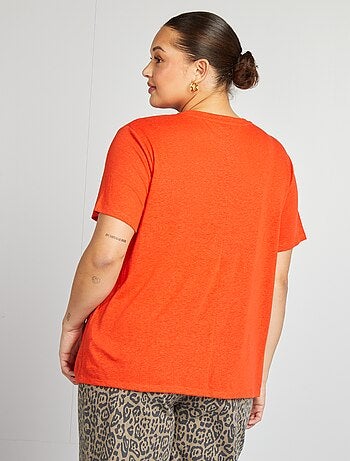 T-shirt com gola em bico em linho misturado