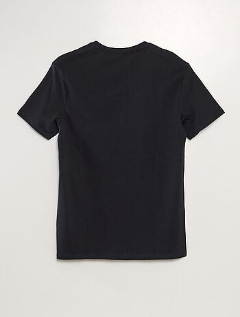 T-shirt com gola em bico