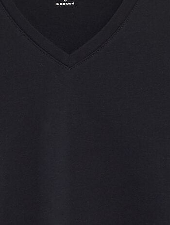 T-shirt com gola em bico